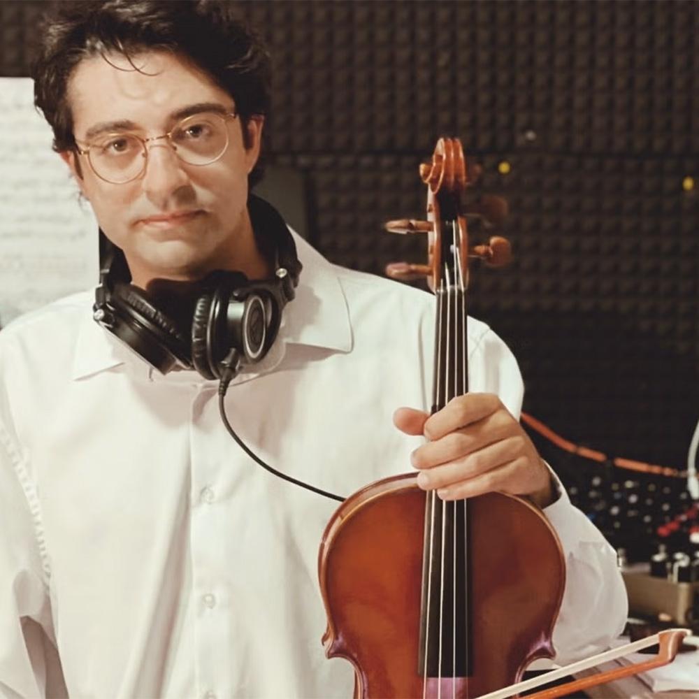 Deniz Çağlarcan holds a violin